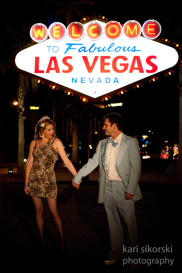 las vegas sign wedding. infamous Las Vegas sign on